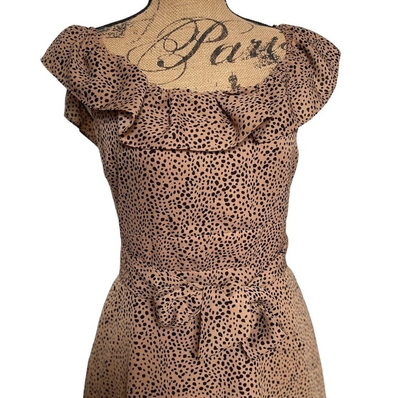 Reset By Jane Women’s Size Medium Tan Black Ruffle Shoulder Tie Waist Dress NEW - Picture 2 of 9